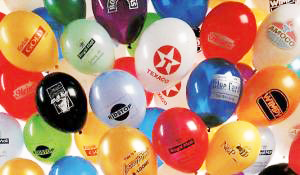 promoción con reparto de globos